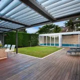 Nowoczesna pergola DIY z przeszklonym dachem, tarasem i basenem. Idealne miejsce na relaks.