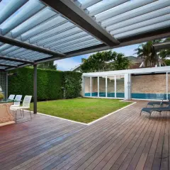 Nowoczesna pergola DIY z przeszklonym dachem, tarasem i basenem. Idealne miejsce na relaks.