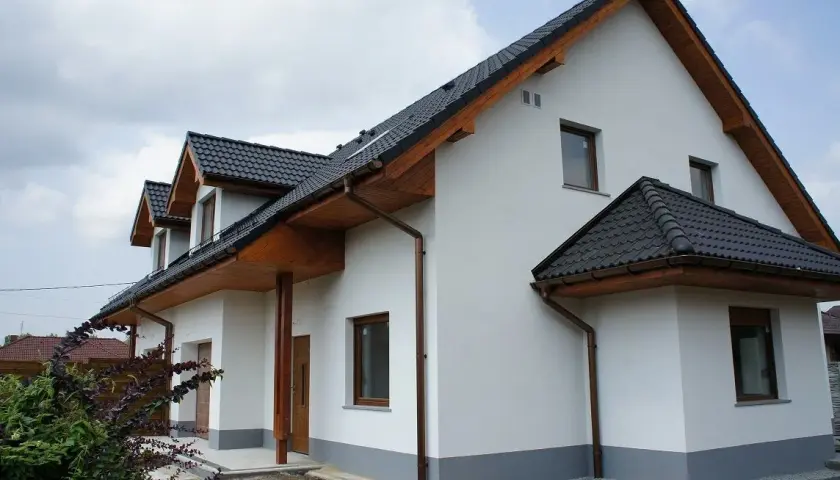 Jakie kolory elewacji najlepiej pasują do okien złoty dąb?