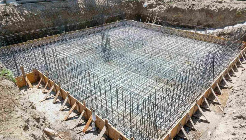Zbrojenie płyty fundamentowej, przygotowane do wylania betonu. Określenie dokładnego płyta fundamentowa koszt wymaga szczegółowej wyceny.