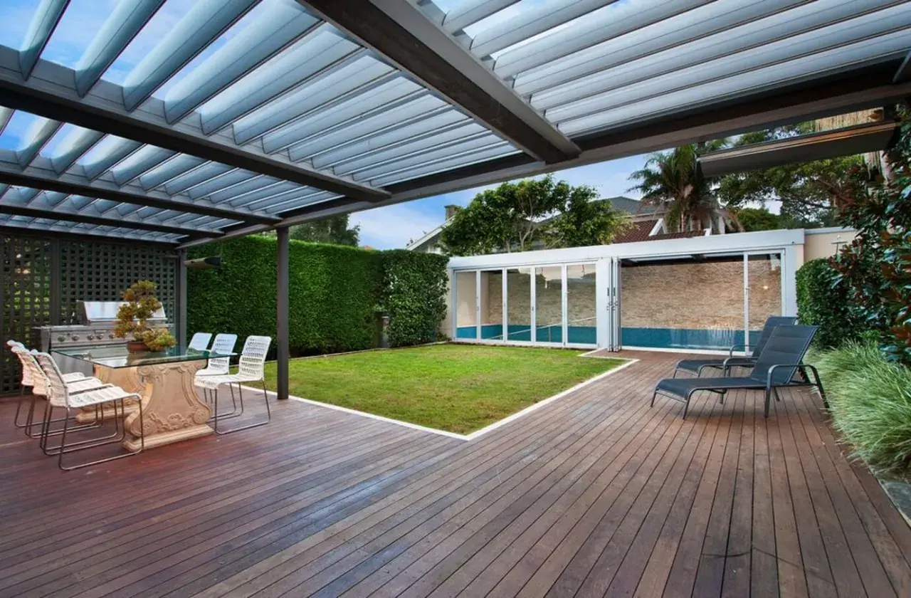 Nowoczesna pergola DIY z przeszklonym dachem, tarasem i basenem. Idealne miejsce na relaks.